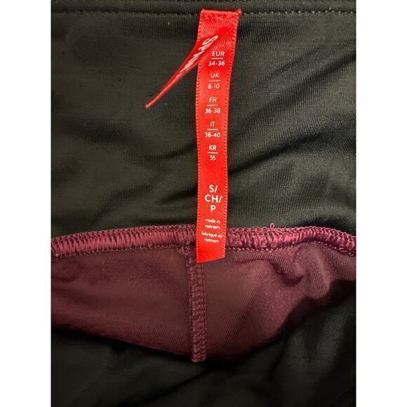 Spanx Velvet Leggings in Rich Burgandy Size Small - Picture 4 of 6